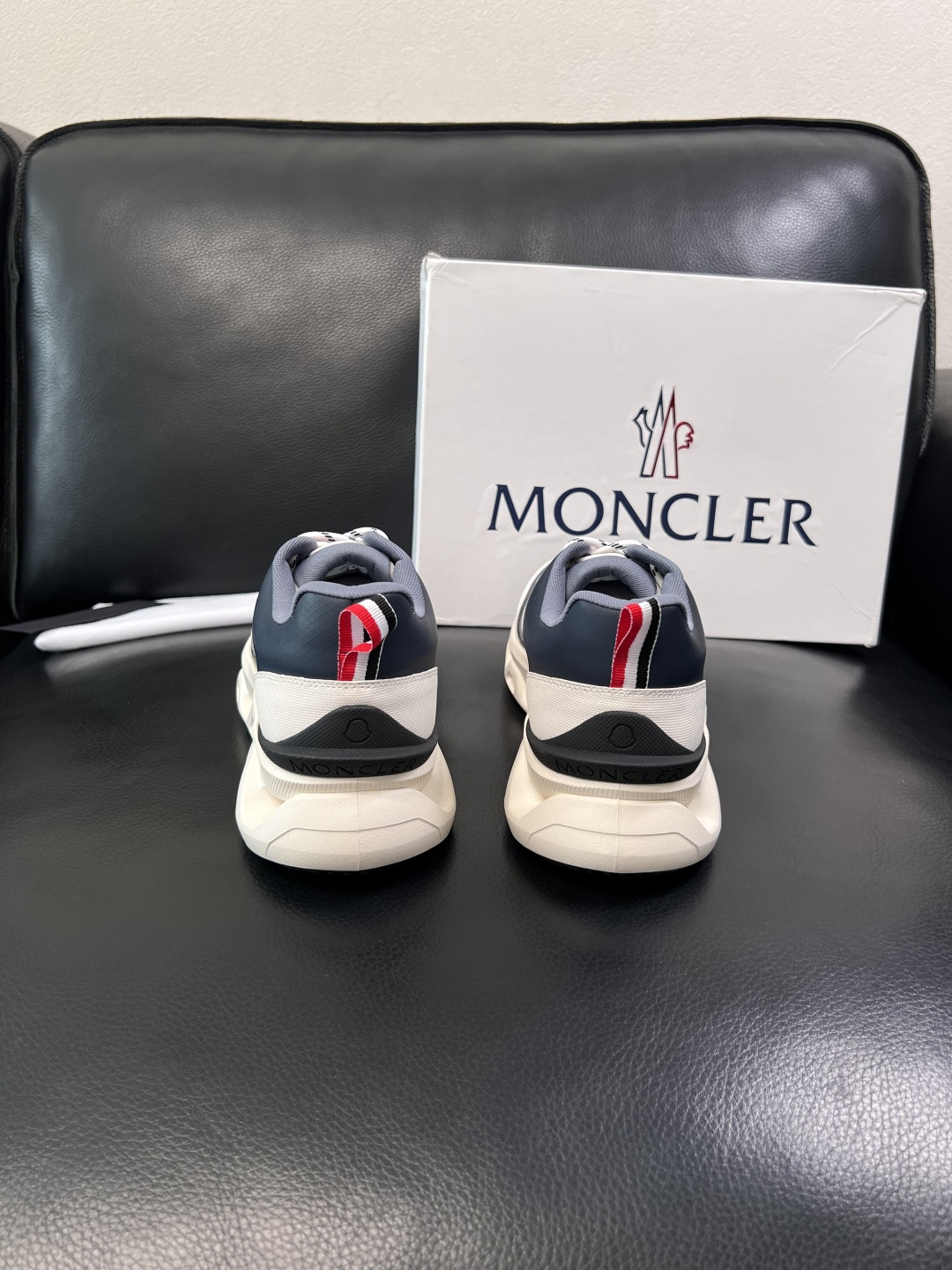 MONCLER  高品质  顶级工艺品   蒙口 新品专柜新款，原厂配置意大利进口牛皮搭配面料，高品质复
