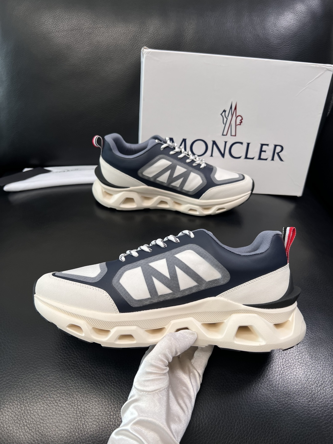 MONCLER  高品质  顶级工艺品   蒙口 新品专柜新款，原厂配置意大利进口牛皮搭配面料，高品质复