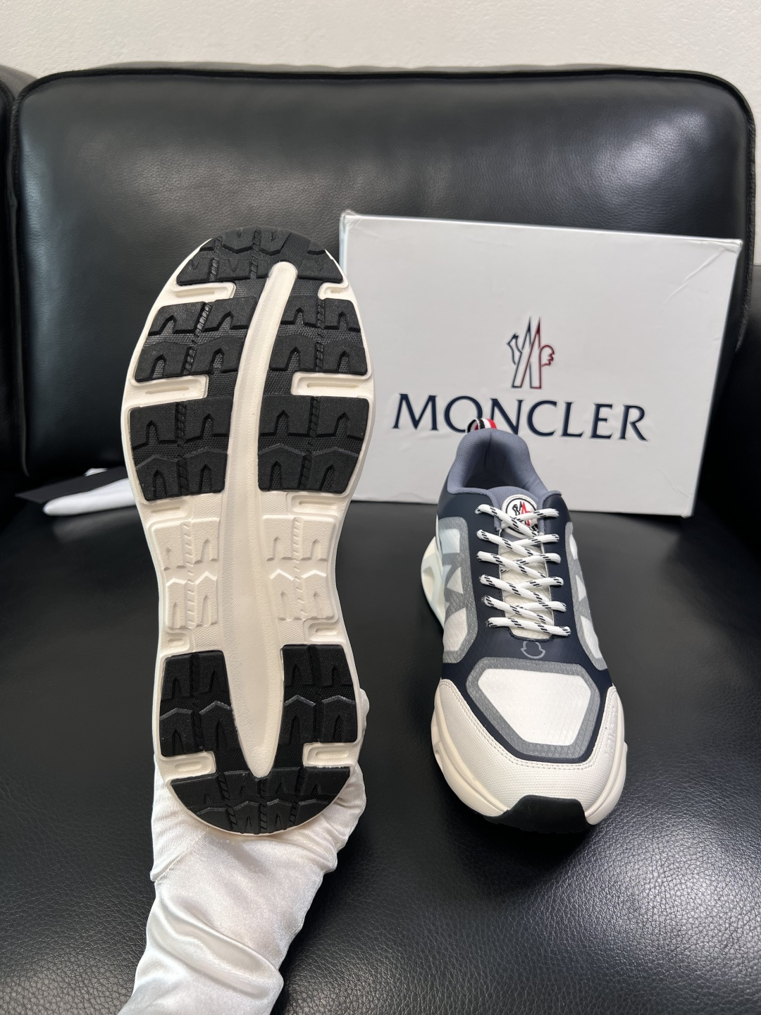 MONCLER  高品质  顶级工艺品   蒙口 新品专柜新款，原厂配置意大利进口牛皮搭配面料，高品质复