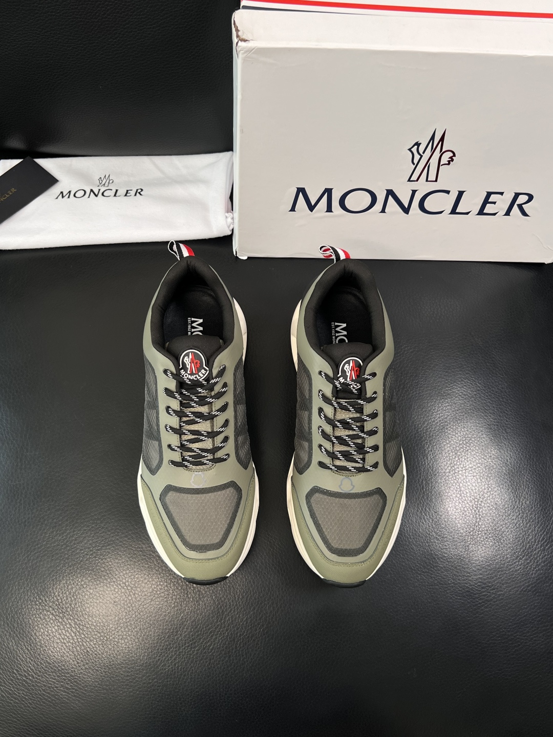 MONCLER  高品质  顶级工艺品   蒙口 新品专柜新款，原厂配置意大利进口牛皮搭配面料，高品质复