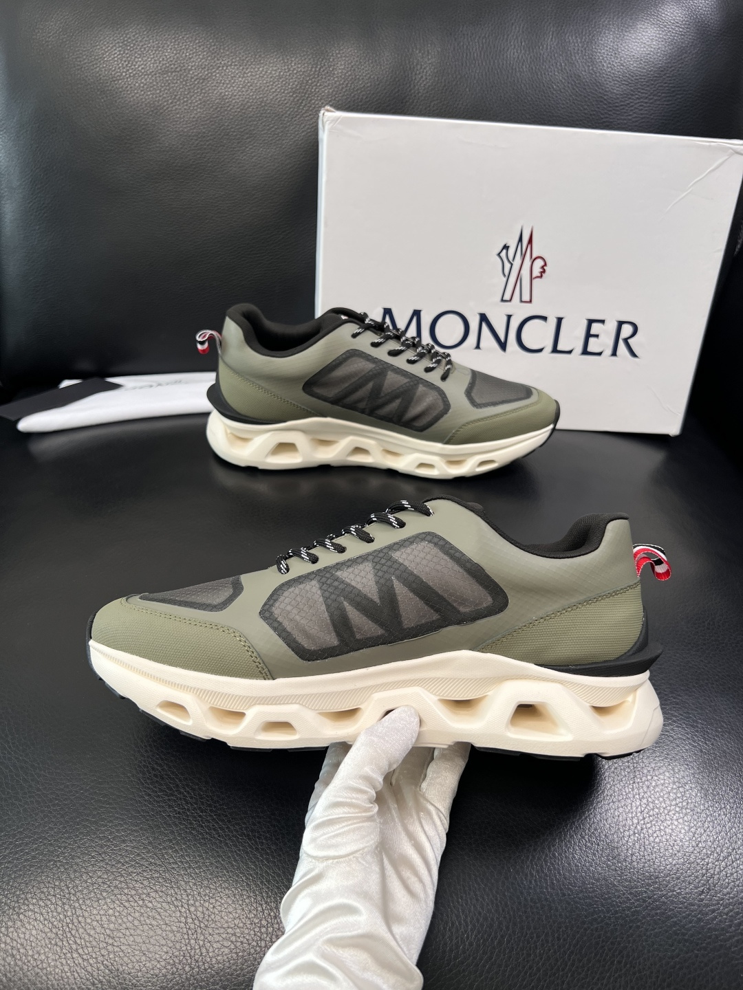 MONCLER  高品质  顶级工艺品   蒙口 新品专柜新款，原厂配置意大利进口牛皮搭配面料，高品质复