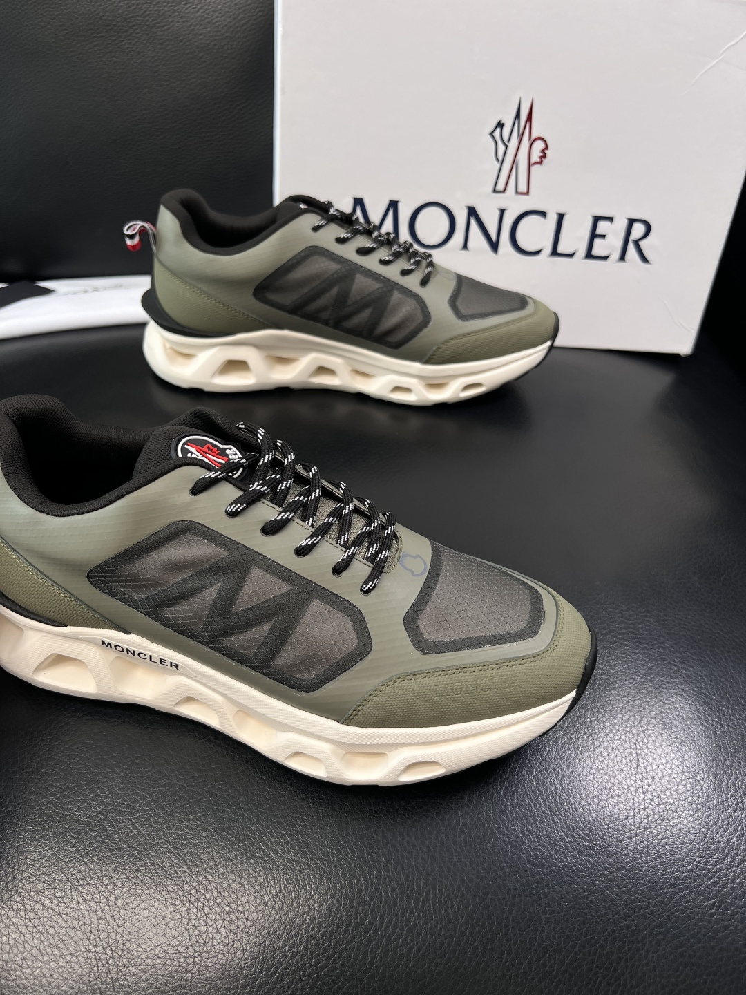 MONCLER  高品质  顶级工艺品   蒙口 新品专柜新款，原厂配置意大利进口牛皮搭配面料，高品质复