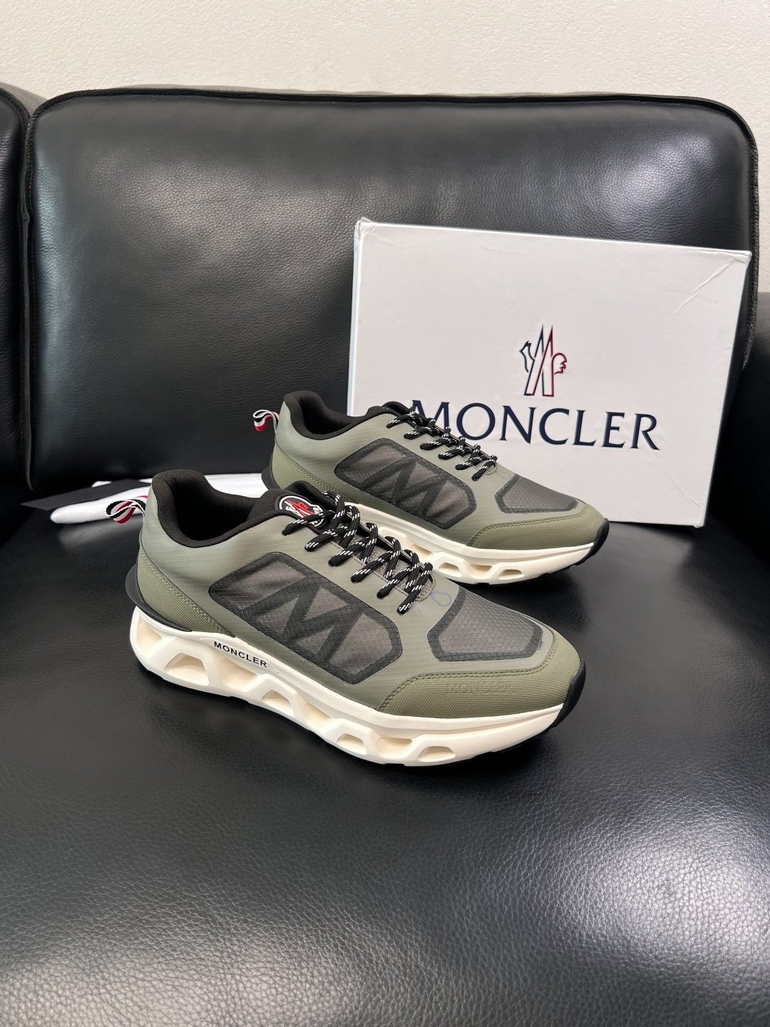 MONCLER  高品质  顶级工艺品   蒙口 新品专柜新款，原厂配置意大利进口牛皮搭配面料，高品质复
