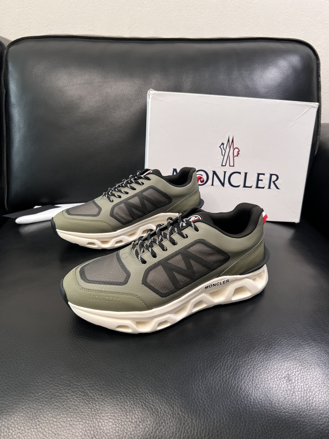 MONCLER  高品质  顶级工艺品   蒙口 新品专柜新款，原厂配置意大利进口牛皮搭配面料，高品质复