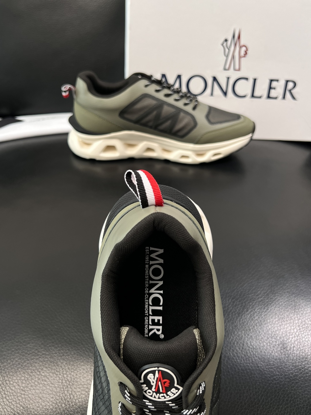 MONCLER  高品质  顶级工艺品   蒙口 新品专柜新款，原厂配置意大利进口牛皮搭配面料，高品质复