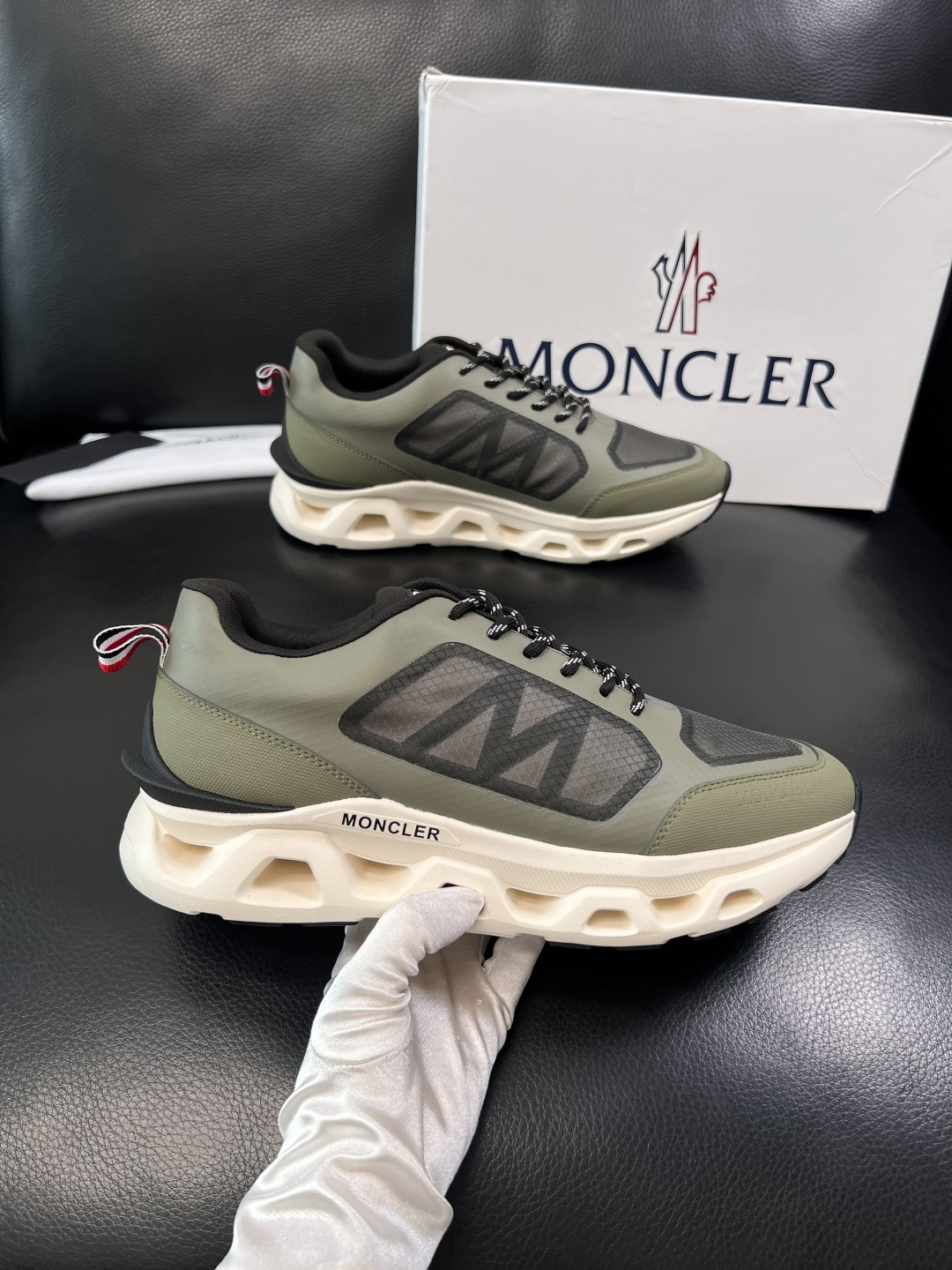 MONCLER  高品质  顶级工艺品   蒙口 新品专柜新款，原厂配置意大利进口牛皮搭配面料，高品质复