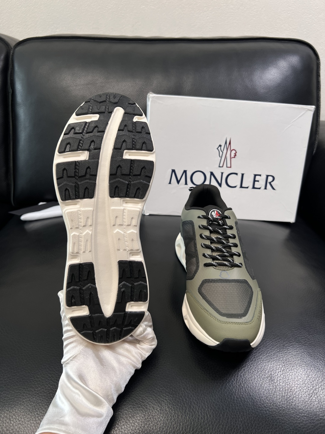 MONCLER  高品质  顶级工艺品   蒙口 新品专柜新款，原厂配置意大利进口牛皮搭配面料，高品质复