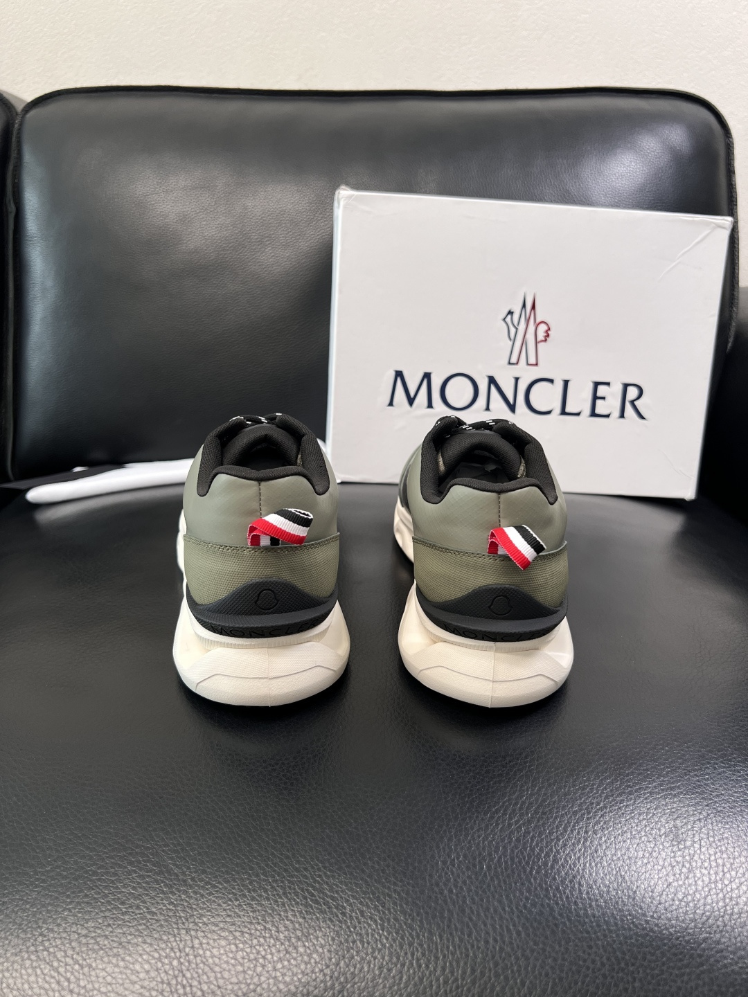 MONCLER  高品质  顶级工艺品   蒙口 新品专柜新款，原厂配置意大利进口牛皮搭配面料，高品质复