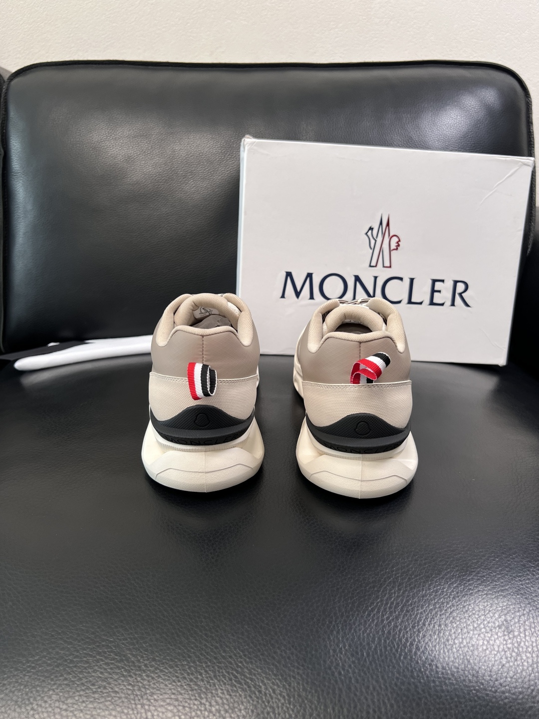 MONCLER  高品质  顶级工艺品   蒙口 新品专柜新款，原厂配置意大利进口牛皮搭配面料，高品质复