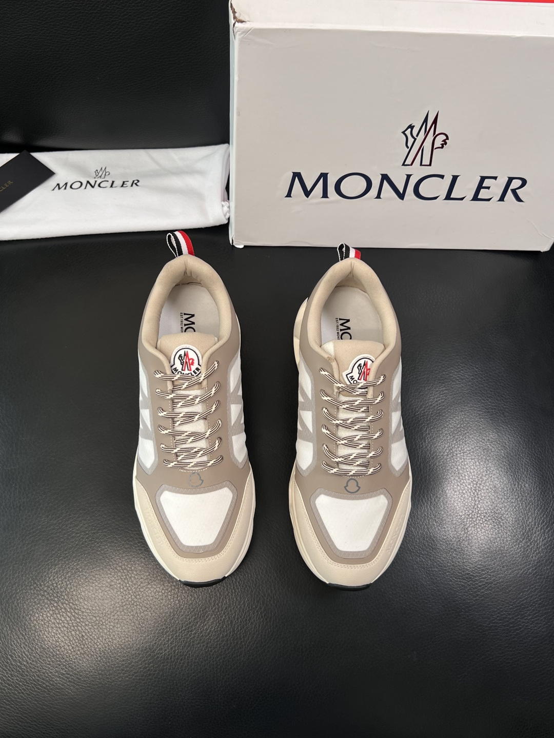 MONCLER  高品质  顶级工艺品   蒙口 新品专柜新款，原厂配置意大利进口牛皮搭配面料，高品质复