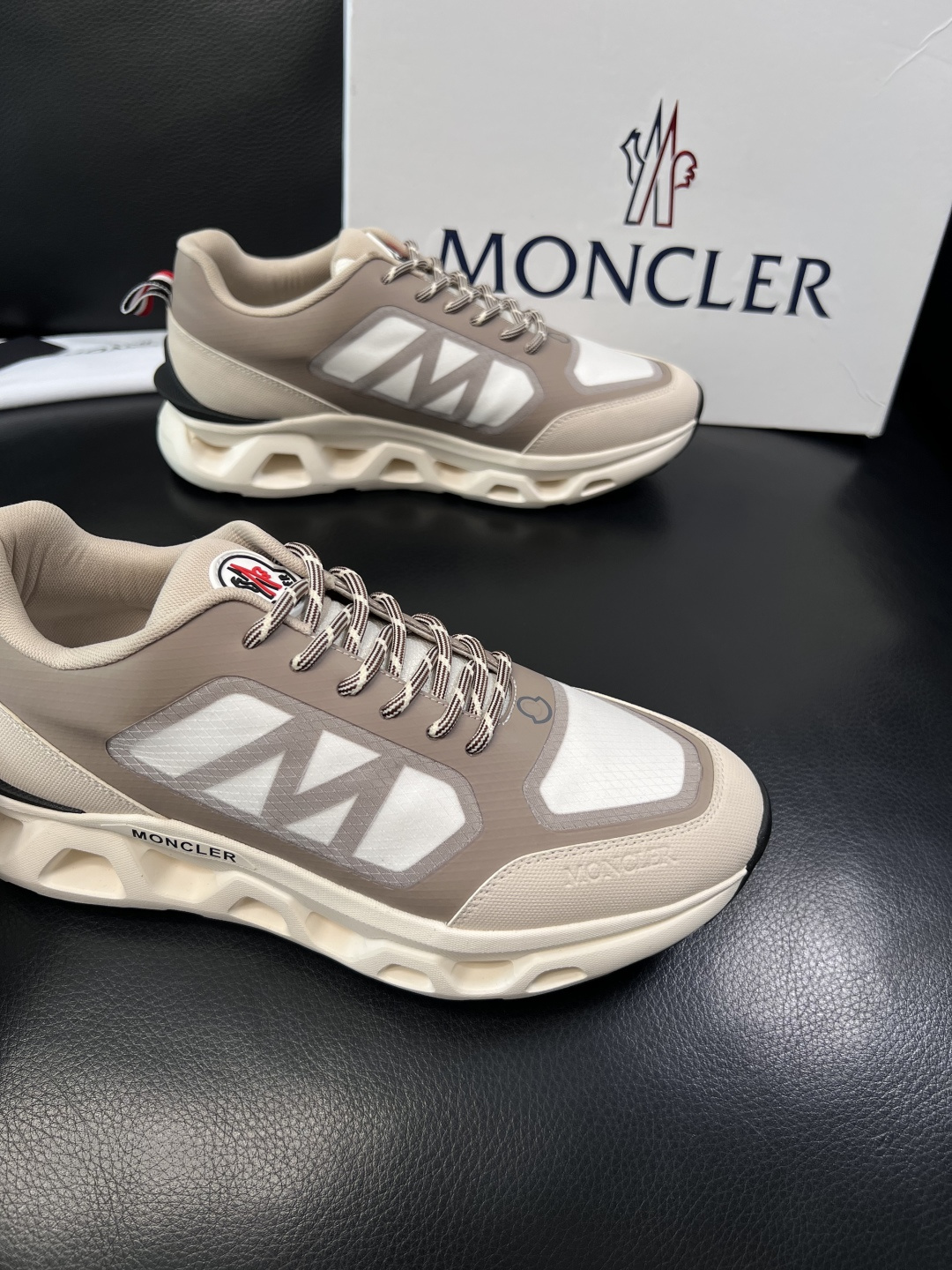 MONCLER  高品质  顶级工艺品   蒙口 新品专柜新款，原厂配置意大利进口牛皮搭配面料，高品质复