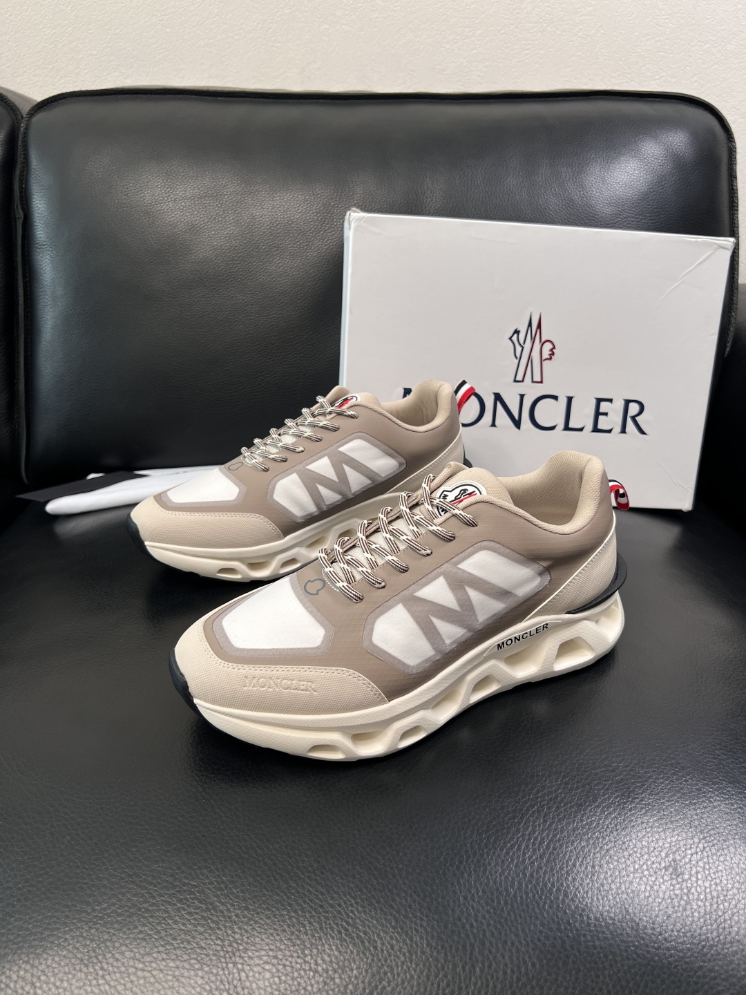 MONCLER  高品质  顶级工艺品   蒙口 新品专柜新款，原厂配置意大利进口牛皮搭配面料，高品质复
