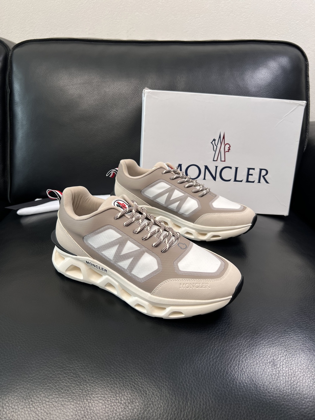 MONCLER  高品质  顶级工艺品   蒙口 新品专柜新款，原厂配置意大利进口牛皮搭配面料，高品质复