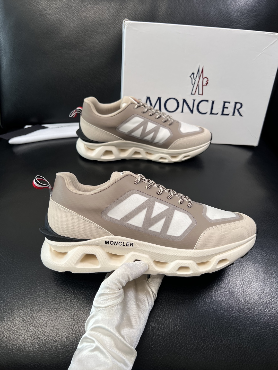 MONCLER  高品质  顶级工艺品   蒙口 新品专柜新款，原厂配置意大利进口牛皮搭配面料，高品质复