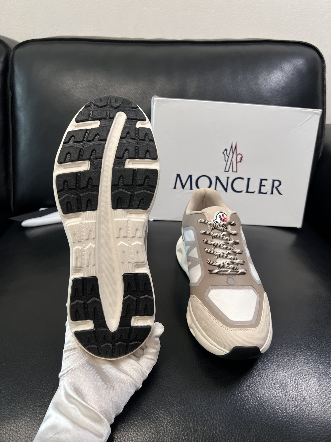 MONCLER  高品质  顶级工艺品   蒙口 新品专柜新款，原厂配置意大利进口牛皮搭配面料，高品质复