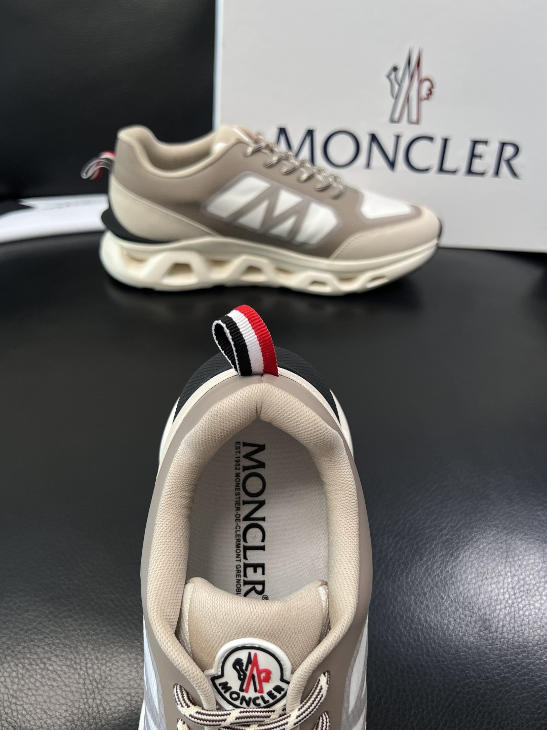 MONCLER  高品质  顶级工艺品   蒙口 新品专柜新款，原厂配置意大利进口牛皮搭配面料，高品质复