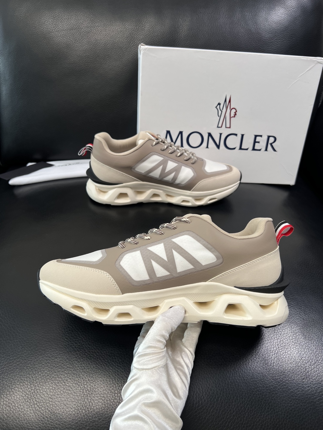 MONCLER  高品质  顶级工艺品   蒙口 新品专柜新款，原厂配置意大利进口牛皮搭配面料，高品质复
