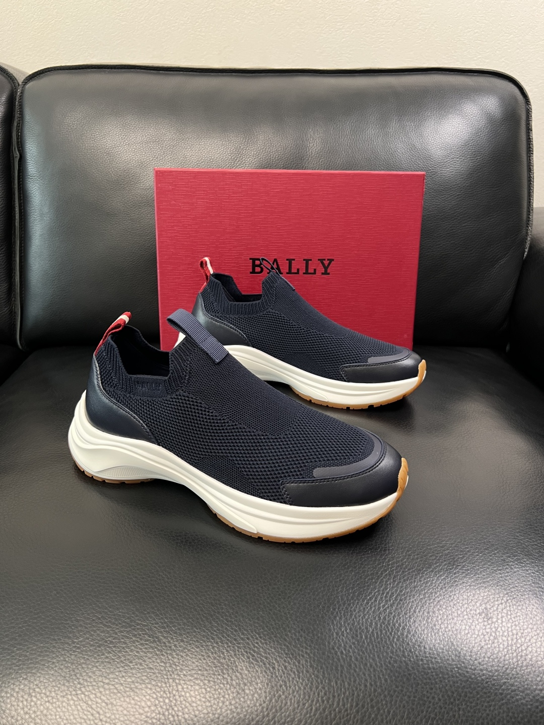 NO:853607,BALLY high-quality top handicrafts Bally's counters are configured with the original factory, uppers are made of Italian imported cowhide fly-woven fabrics, imported water-dyed cowhide linings, soles are specially provided by the original factory, exclusive movable molded soles are super comfortable, original factory follow-up goods, code number 39-44 (order 45), bally, cowhide19860909BALLY 高品质 顶级工艺品 巴利 专柜同原厂配置 ,鞋面意大利进口牛皮飞织面料,进口水染牛皮里垫 ,鞋底原厂特供原版底,独家活动成型底超级舒适,原厂跟单货,码数 39-44（订 45）,,bally,cowhide,Men's shoes