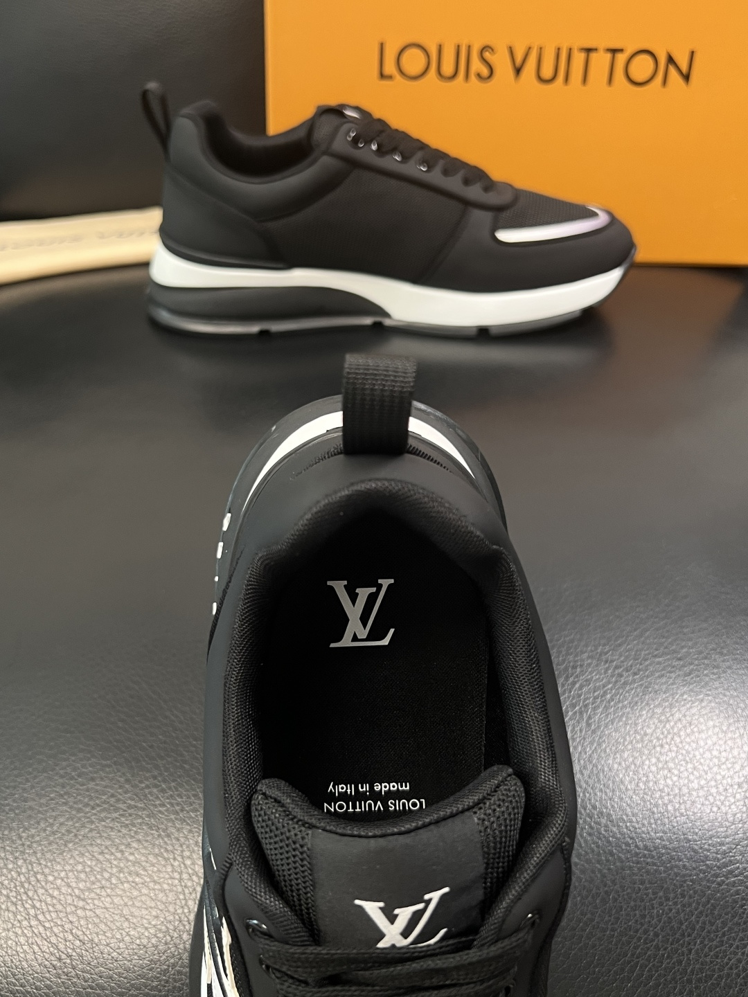 Lv  高品质  顶级工艺品  路易威登，运动板鞋专柜同步，鞋面意大利进口牛皮拼网面料，高品质拼接缤纷色