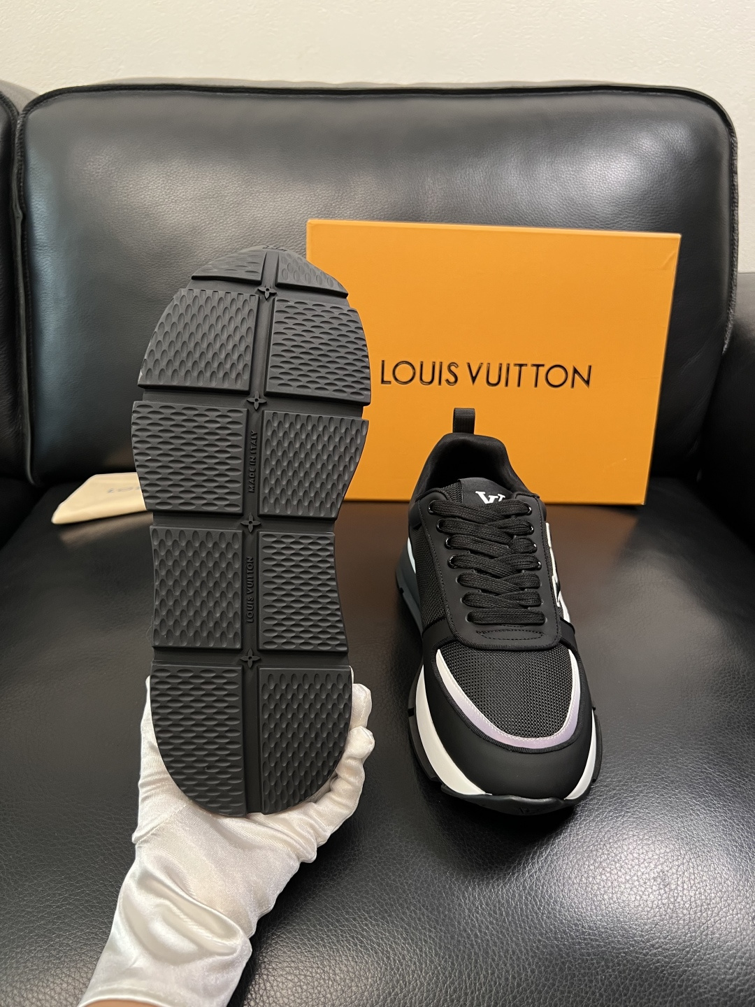 Lv  高品质  顶级工艺品  路易威登，运动板鞋专柜同步，鞋面意大利进口牛皮拼网面料，高品质拼接缤纷色