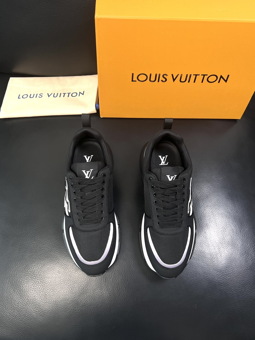 Lv  高品质  顶级工艺品  路易威登，运动板鞋专柜同步，鞋面意大利进口牛皮拼网面料，高品质拼接缤纷色