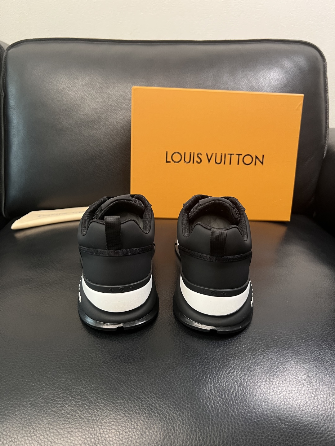 Lv  高品质  顶级工艺品  路易威登，运动板鞋专柜同步，鞋面意大利进口牛皮拼网面料，高品质拼接缤纷色