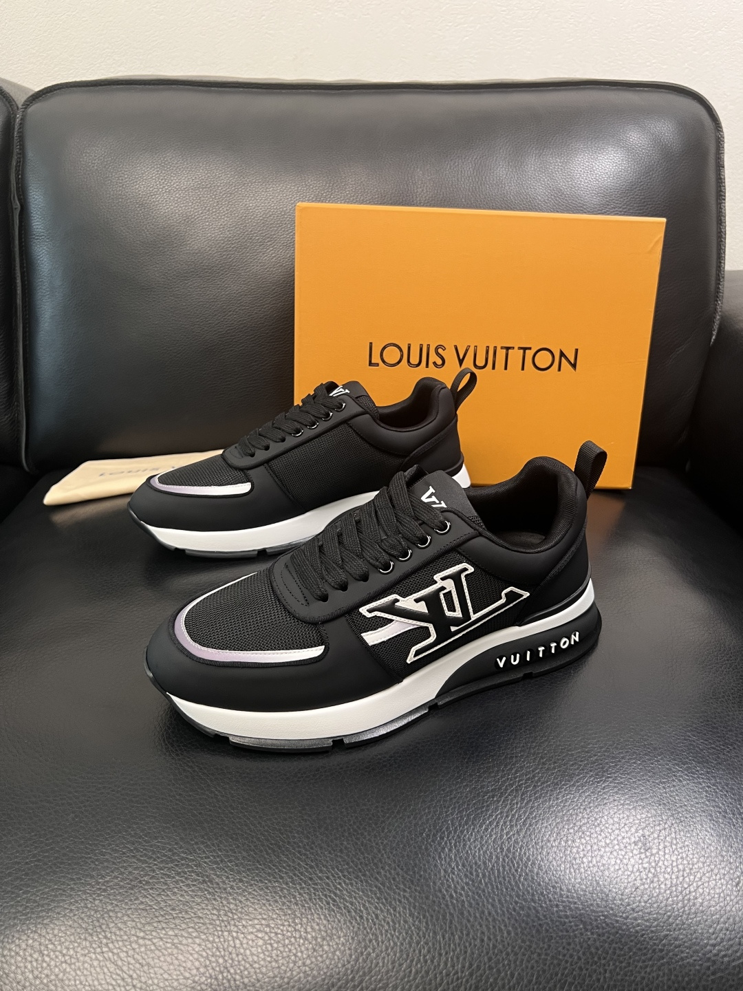 Lv  高品质  顶级工艺品  路易威登，运动板鞋专柜同步，鞋面意大利进口牛皮拼网面料，高品质拼接缤纷色