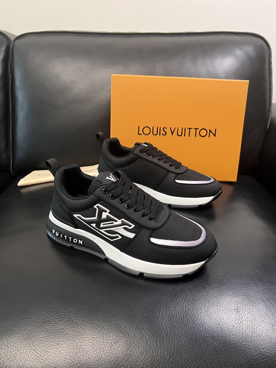 Lv  高品质  顶级工艺品  路易威登，运动板鞋专柜同步，鞋面意大利进口牛皮拼网面料，高品质拼接缤纷色