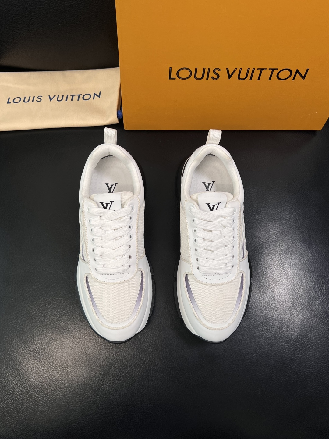 Lv  高品质  顶级工艺品  路易威登，运动板鞋专柜同步，鞋面意大利进口牛皮拼网面料，高品质拼接缤纷色