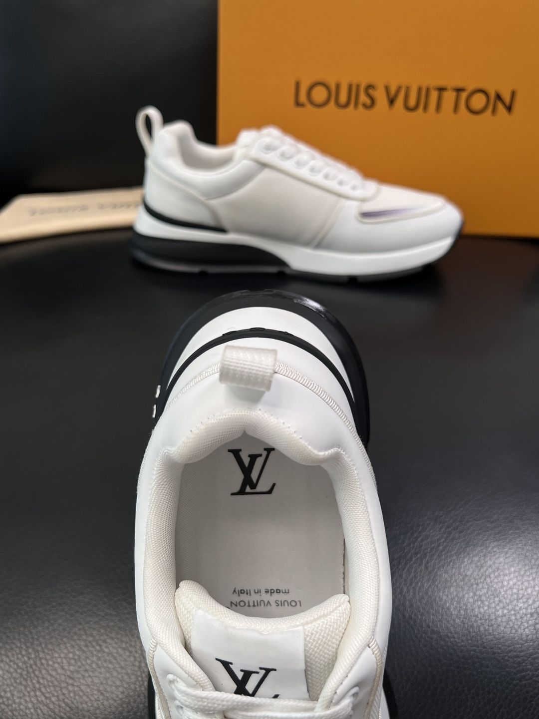 Lv  高品质  顶级工艺品  路易威登，运动板鞋专柜同步，鞋面意大利进口牛皮拼网面料，高品质拼接缤纷色