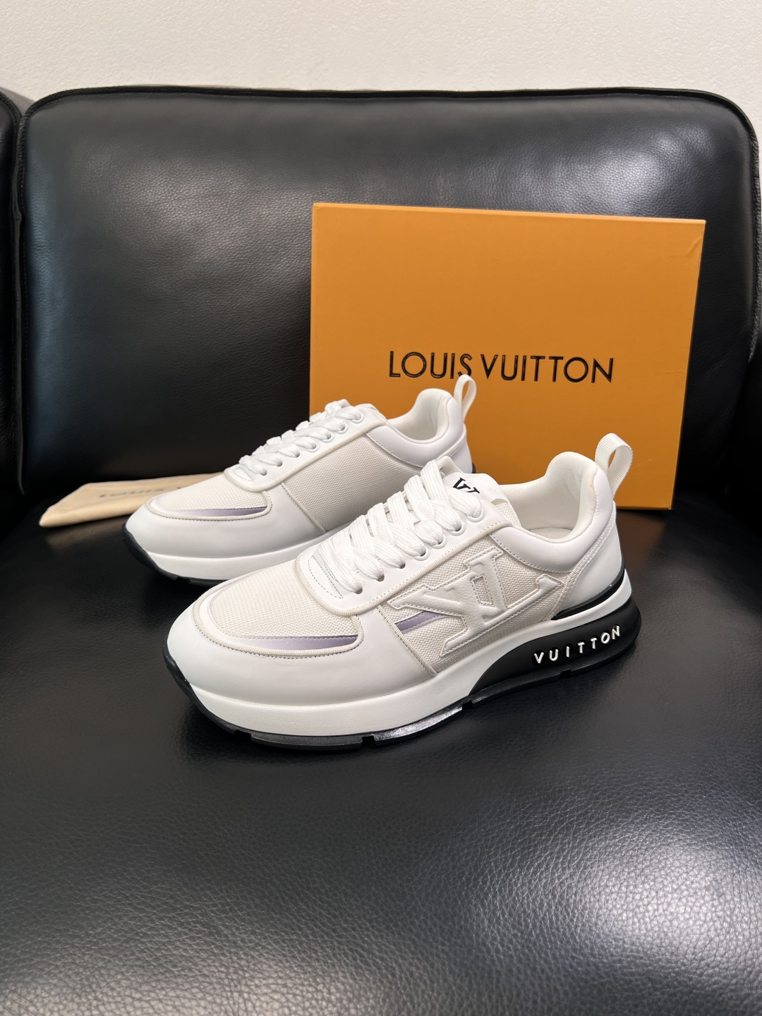 Lv  高品质  顶级工艺品  路易威登，运动板鞋专柜同步，鞋面意大利进口牛皮拼网面料，高品质拼接缤纷色