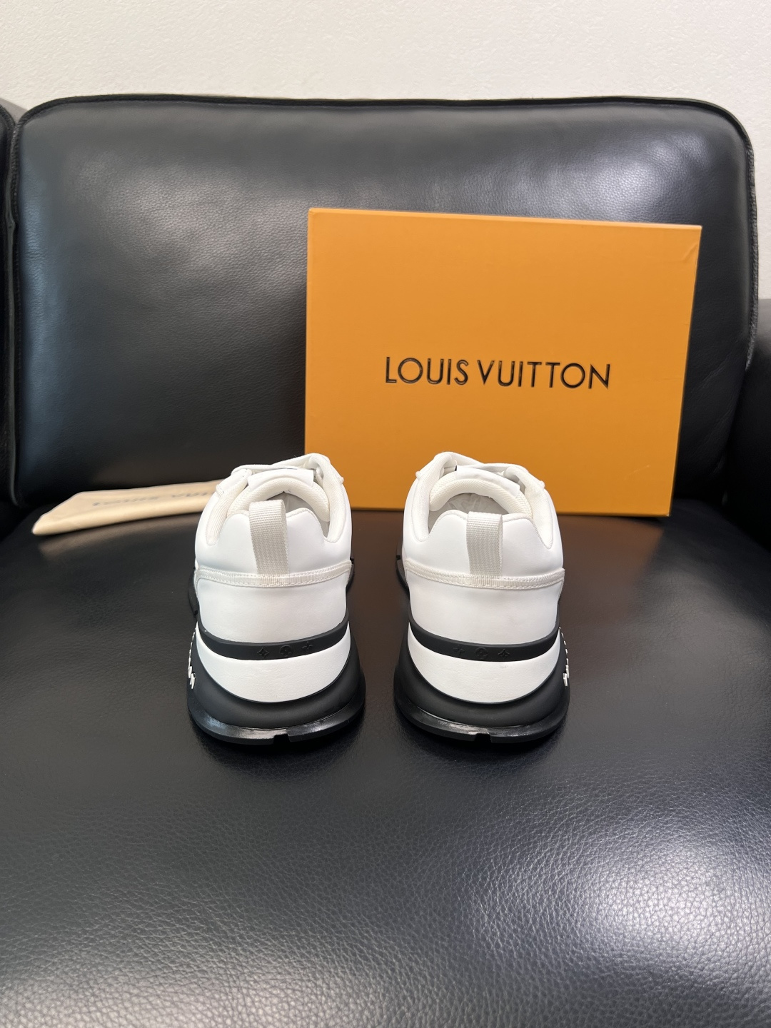 Lv  高品质  顶级工艺品  路易威登，运动板鞋专柜同步，鞋面意大利进口牛皮拼网面料，高品质拼接缤纷色