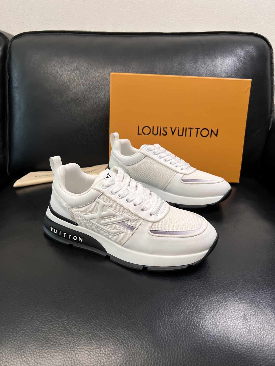 Lv  高品质  顶级工艺品  路易威登，运动板鞋专柜同步，鞋面意大利进口牛皮拼网面料，高品质拼接缤纷色