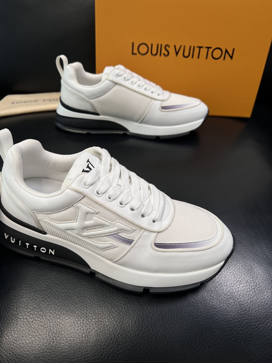 Lv  高品质  顶级工艺品  路易威登，运动板鞋专柜同步，鞋面意大利进口牛皮拼网面料，高品质拼接缤纷色
