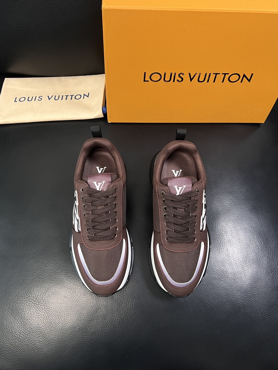 Lv  高品质  顶级工艺品  路易威登，运动板鞋专柜同步，鞋面意大利进口牛皮拼网面料，高品质拼接缤纷色