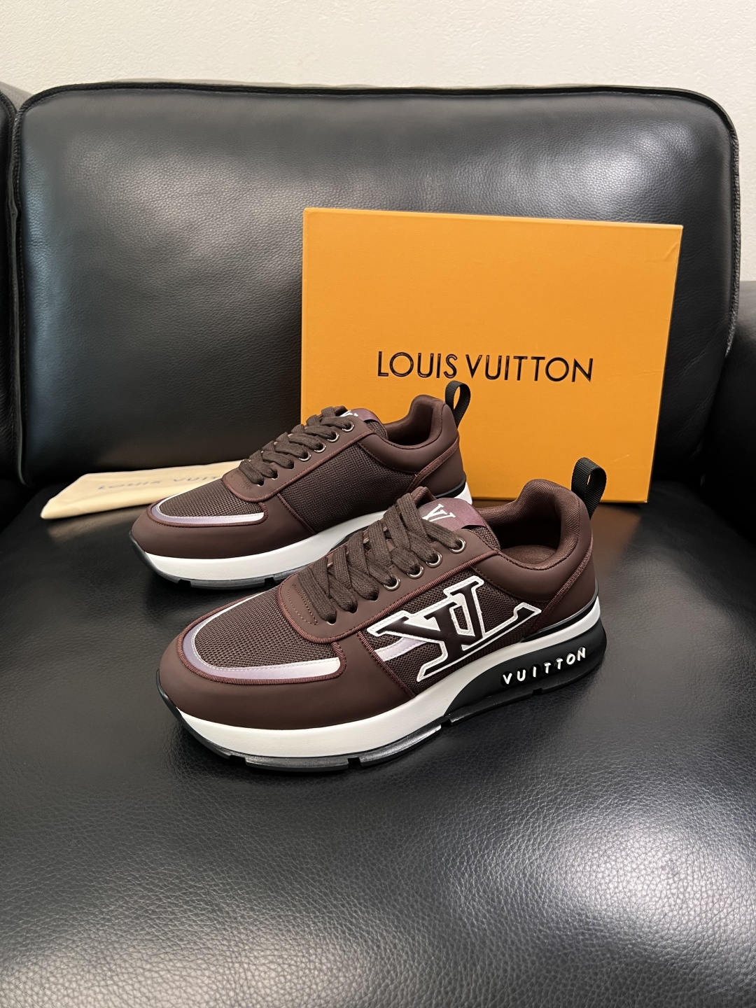 Lv  高品质  顶级工艺品  路易威登，运动板鞋专柜同步，鞋面意大利进口牛皮拼网面料，高品质拼接缤纷色