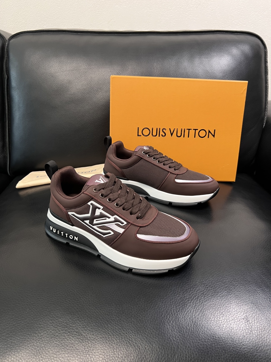 Lv  高品质  顶级工艺品  路易威登，运动板鞋专柜同步，鞋面意大利进口牛皮拼网面料，高品质拼接缤纷色