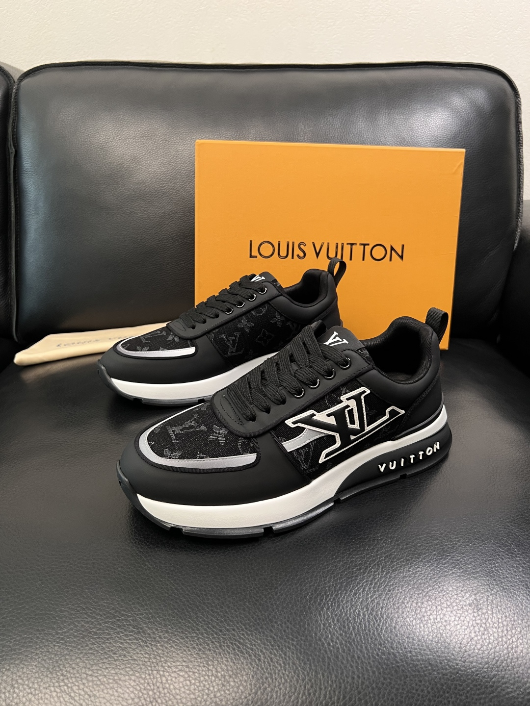 Lv  高品质  顶级工艺品  路易威登，运动板鞋专柜同步，鞋面意大利进口牛皮拼网面料，高品质拼接缤纷色