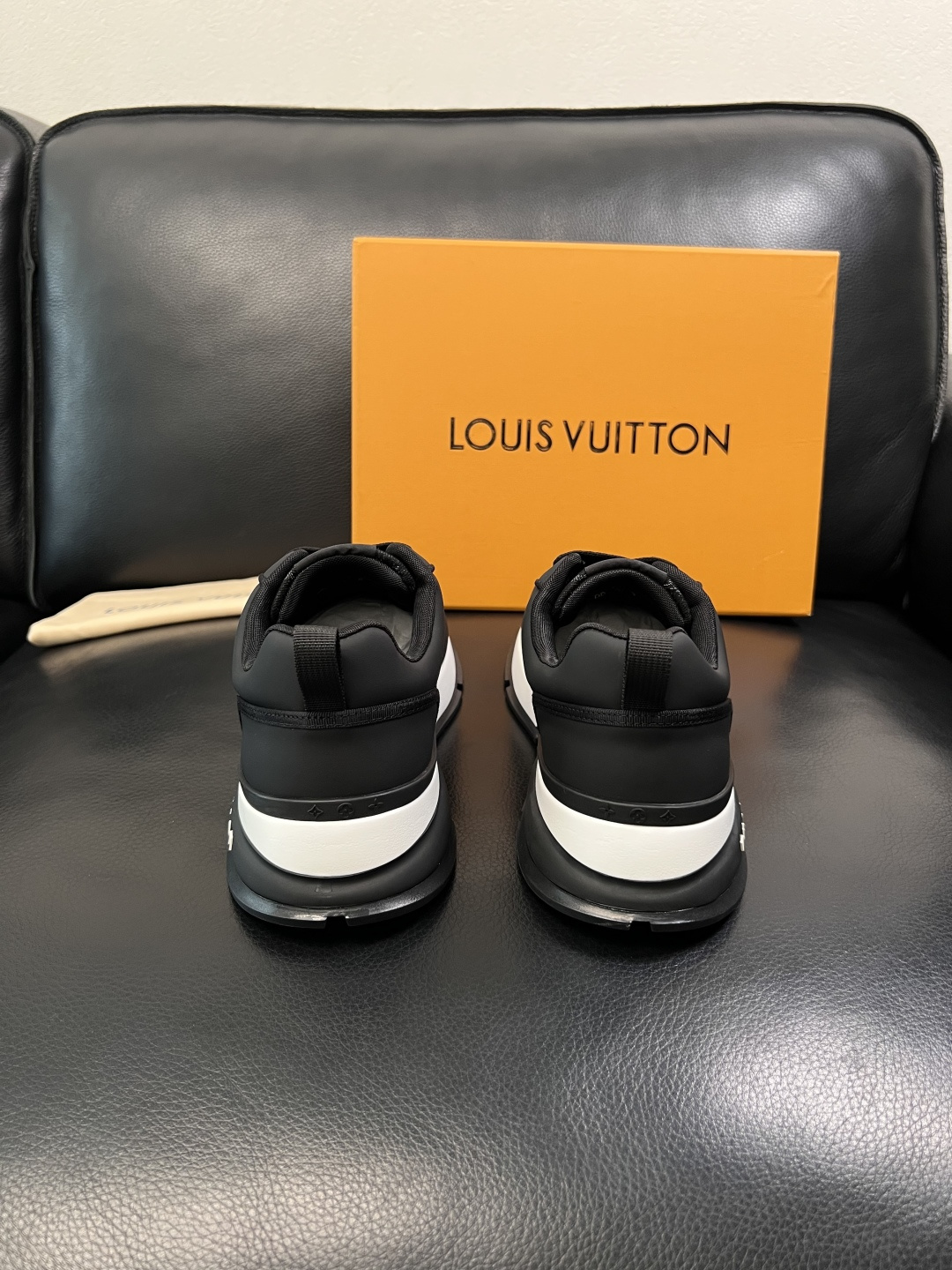 Lv  高品质  顶级工艺品  路易威登，运动板鞋专柜同步，鞋面意大利进口牛皮拼网面料，高品质拼接缤纷色
