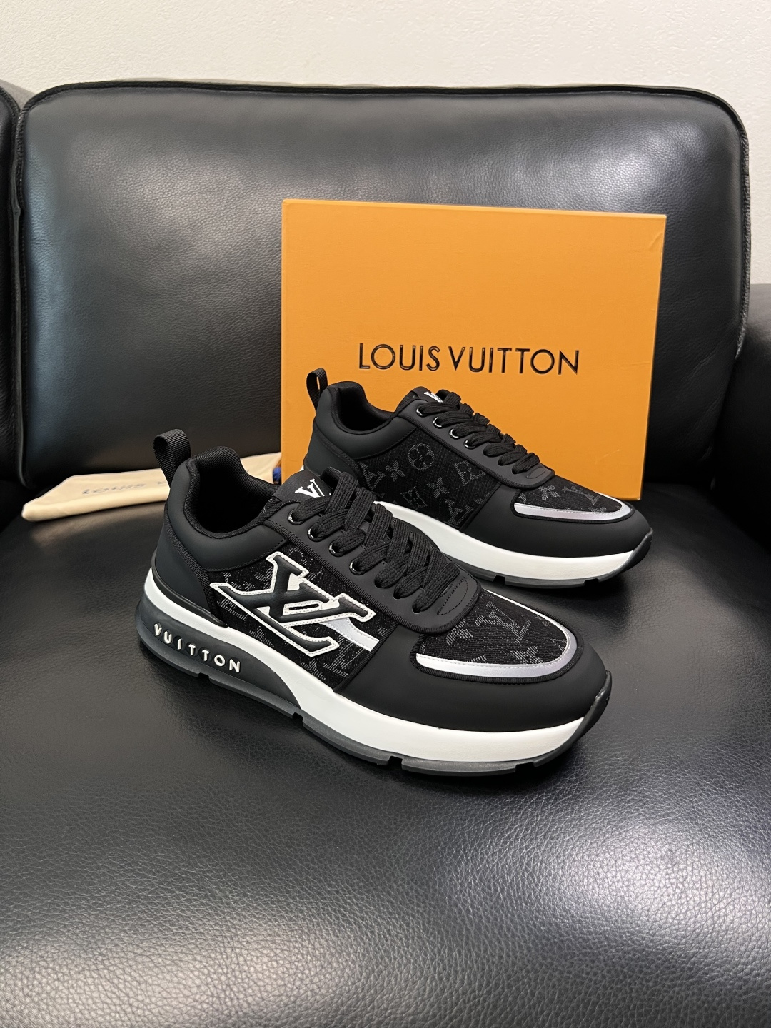 Lv  高品质  顶级工艺品  路易威登，运动板鞋专柜同步，鞋面意大利进口牛皮拼网面料，高品质拼接缤纷色