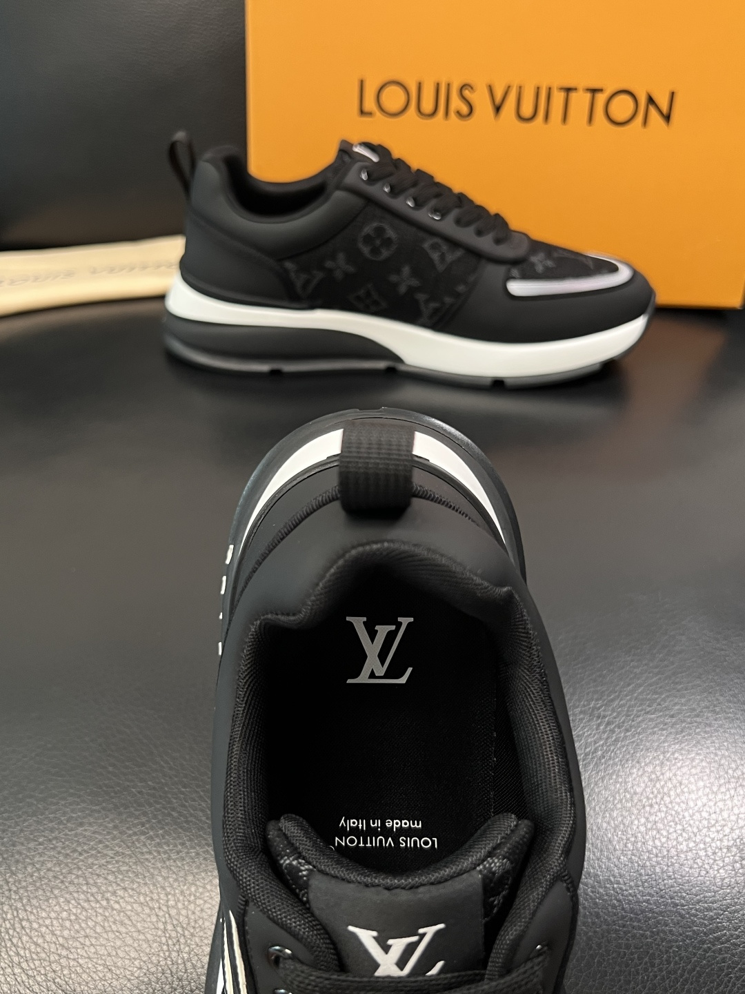 Lv  高品质  顶级工艺品  路易威登，运动板鞋专柜同步，鞋面意大利进口牛皮拼网面料，高品质拼接缤纷色
