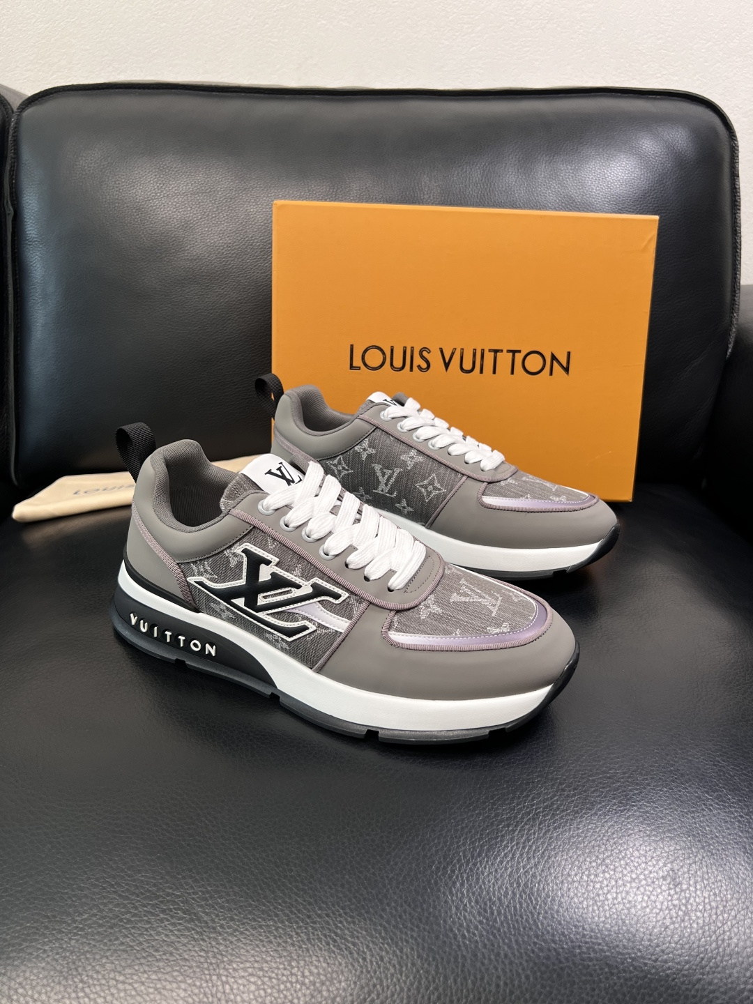 Lv  高品质  顶级工艺品  路易威登，运动板鞋专柜同步，鞋面意大利进口牛皮拼网面料，高品质拼接缤纷色