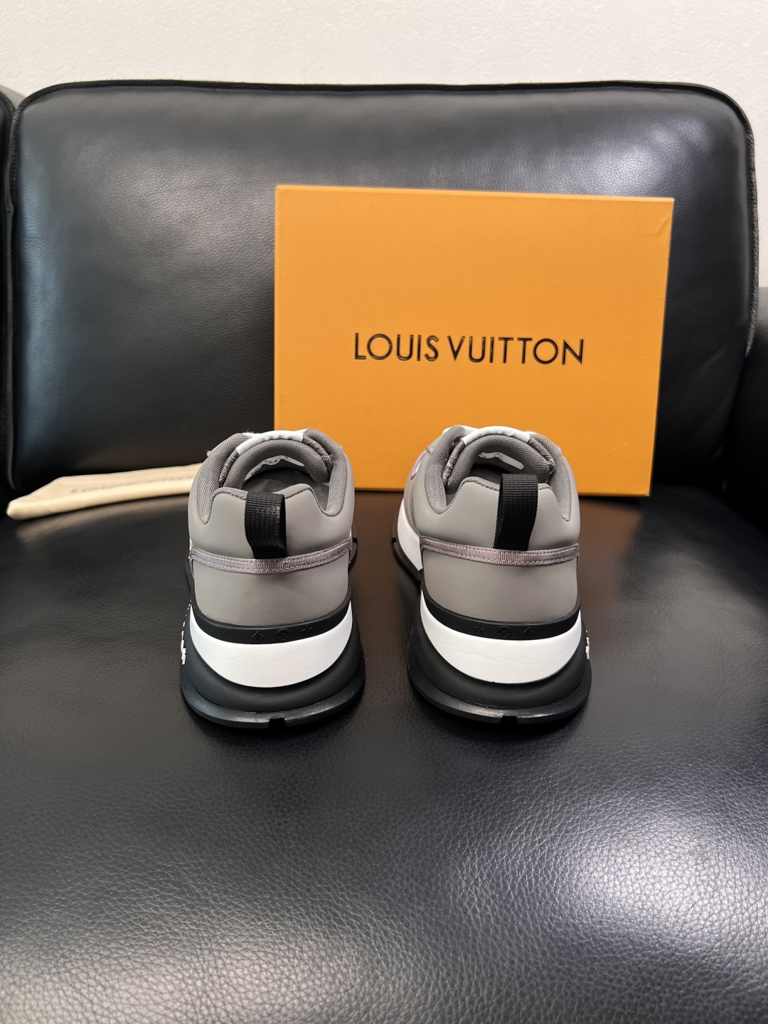 Lv  高品质  顶级工艺品  路易威登，运动板鞋专柜同步，鞋面意大利进口牛皮拼网面料，高品质拼接缤纷色