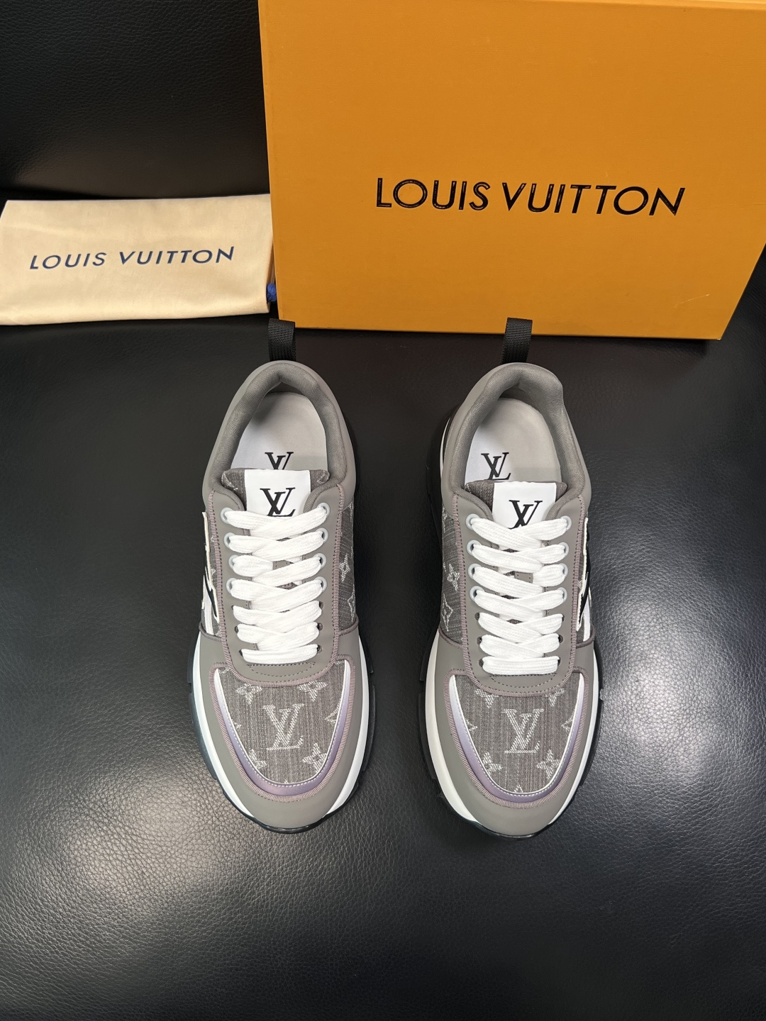 Lv  高品质  顶级工艺品  路易威登，运动板鞋专柜同步，鞋面意大利进口牛皮拼网面料，高品质拼接缤纷色