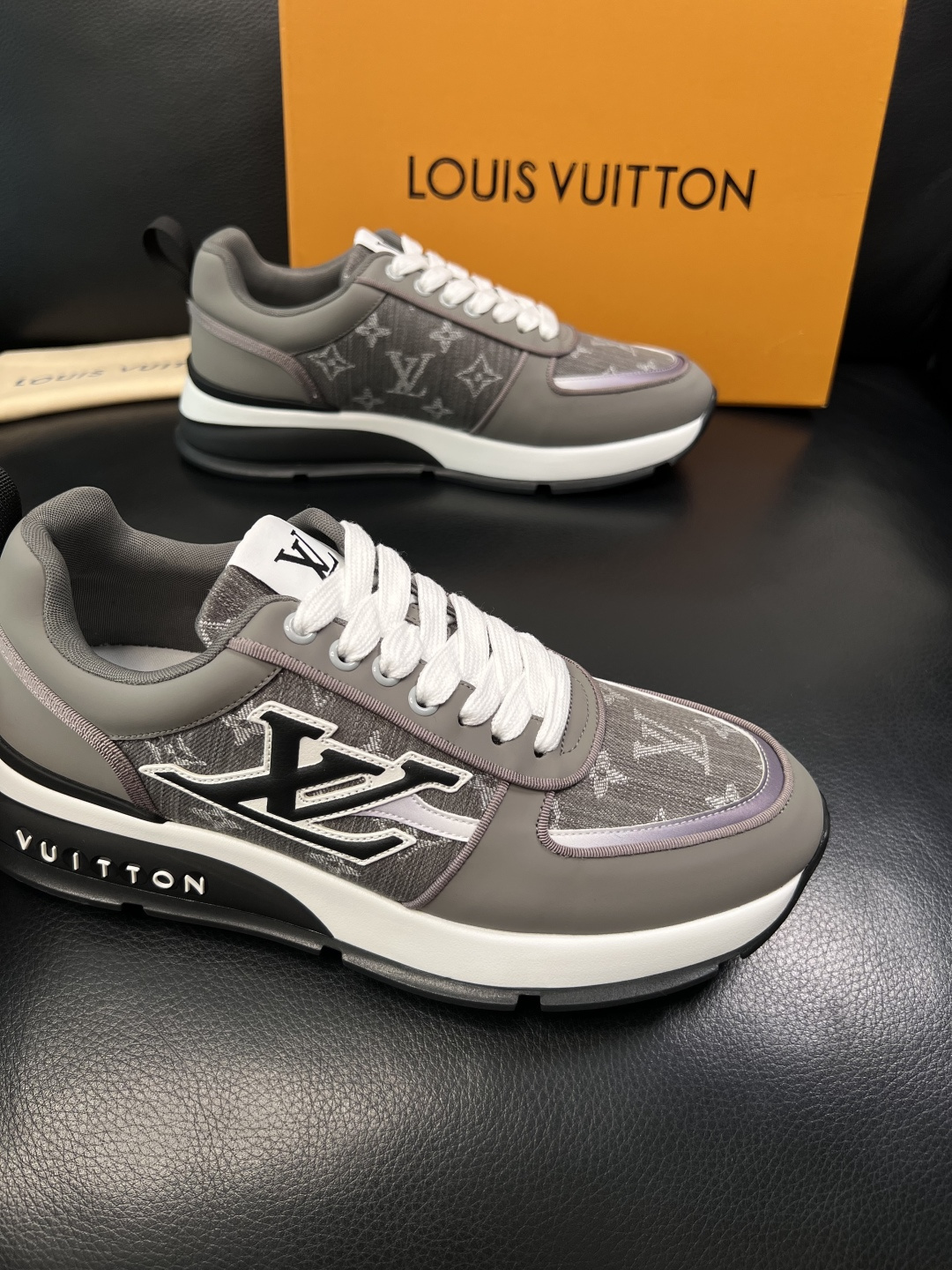 Lv  高品质  顶级工艺品  路易威登，运动板鞋专柜同步，鞋面意大利进口牛皮拼网面料，高品质拼接缤纷色