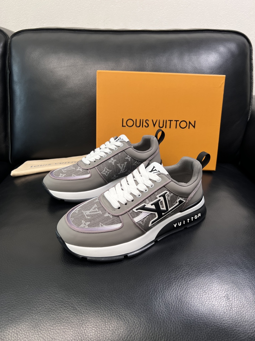 Lv  高品质  顶级工艺品  路易威登，运动板鞋专柜同步，鞋面意大利进口牛皮拼网面料，高品质拼接缤纷色