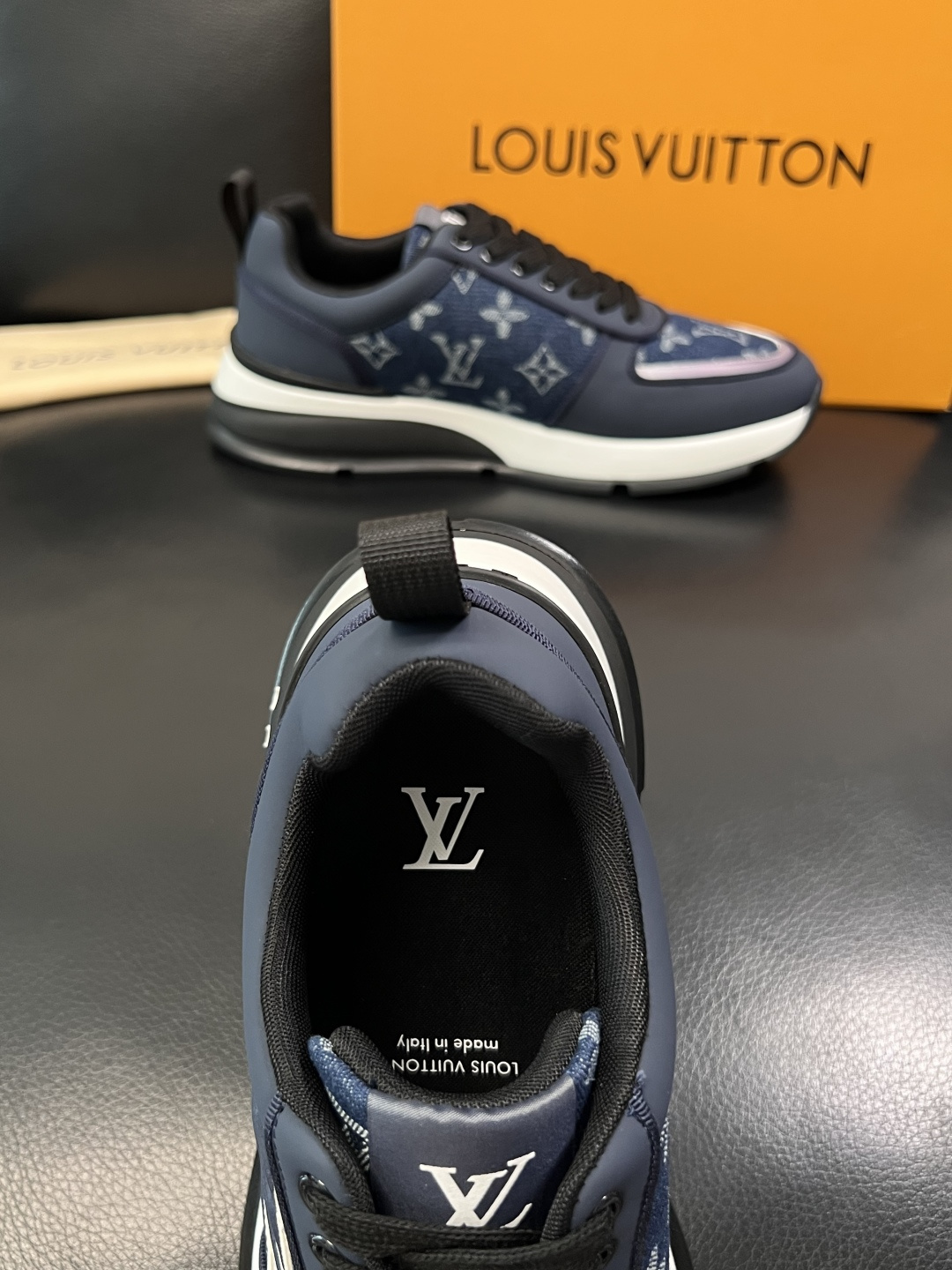 Lv  高品质  顶级工艺品  路易威登，运动板鞋专柜同步，鞋面意大利进口牛皮拼网面料，高品质拼接缤纷色