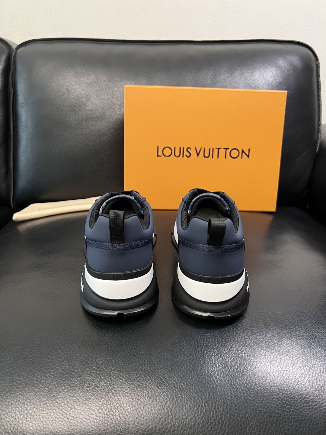 Lv  高品质  顶级工艺品  路易威登，运动板鞋专柜同步，鞋面意大利进口牛皮拼网面料，高品质拼接缤纷色