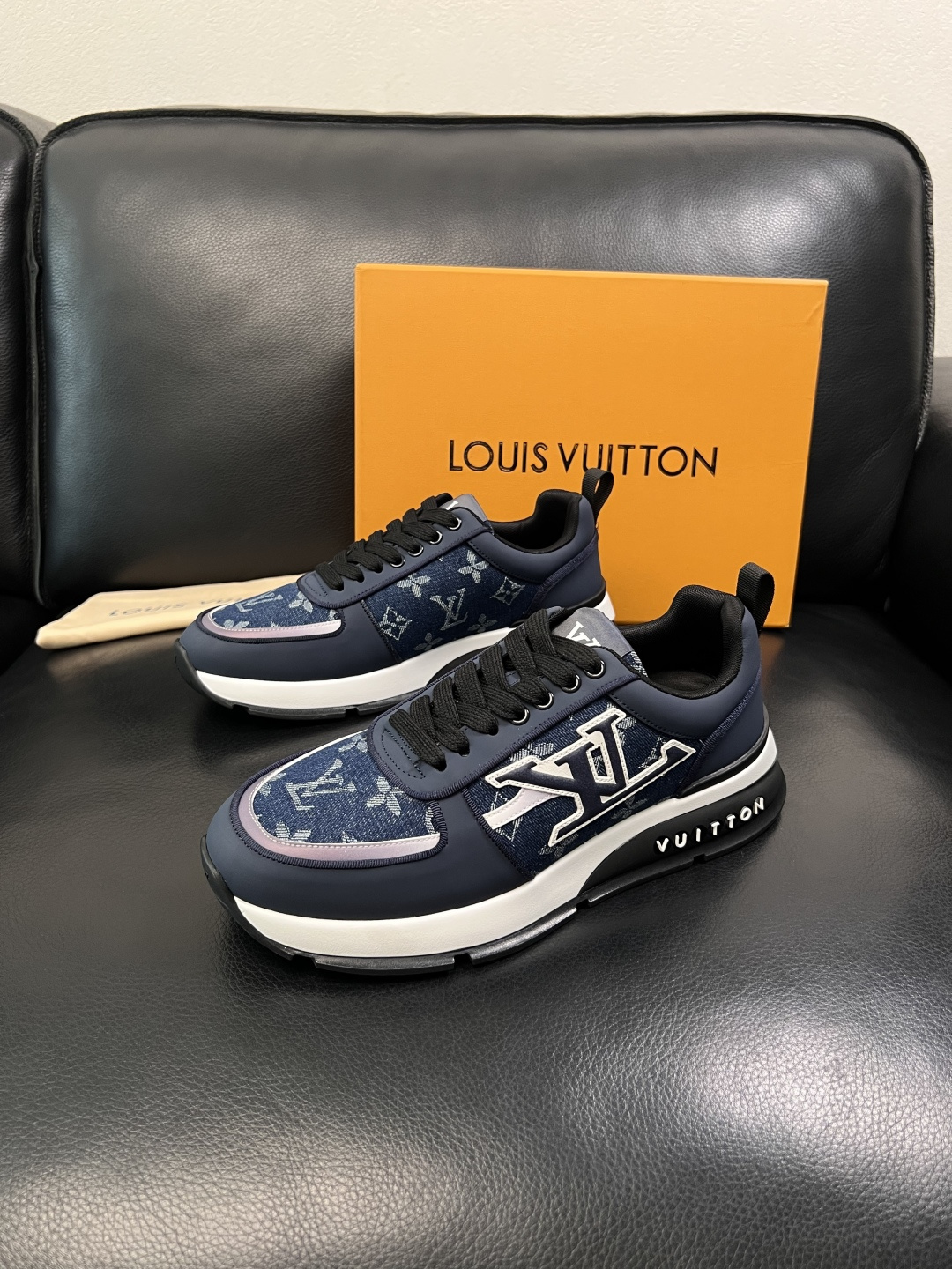 Lv  高品质  顶级工艺品  路易威登，运动板鞋专柜同步，鞋面意大利进口牛皮拼网面料，高品质拼接缤纷色