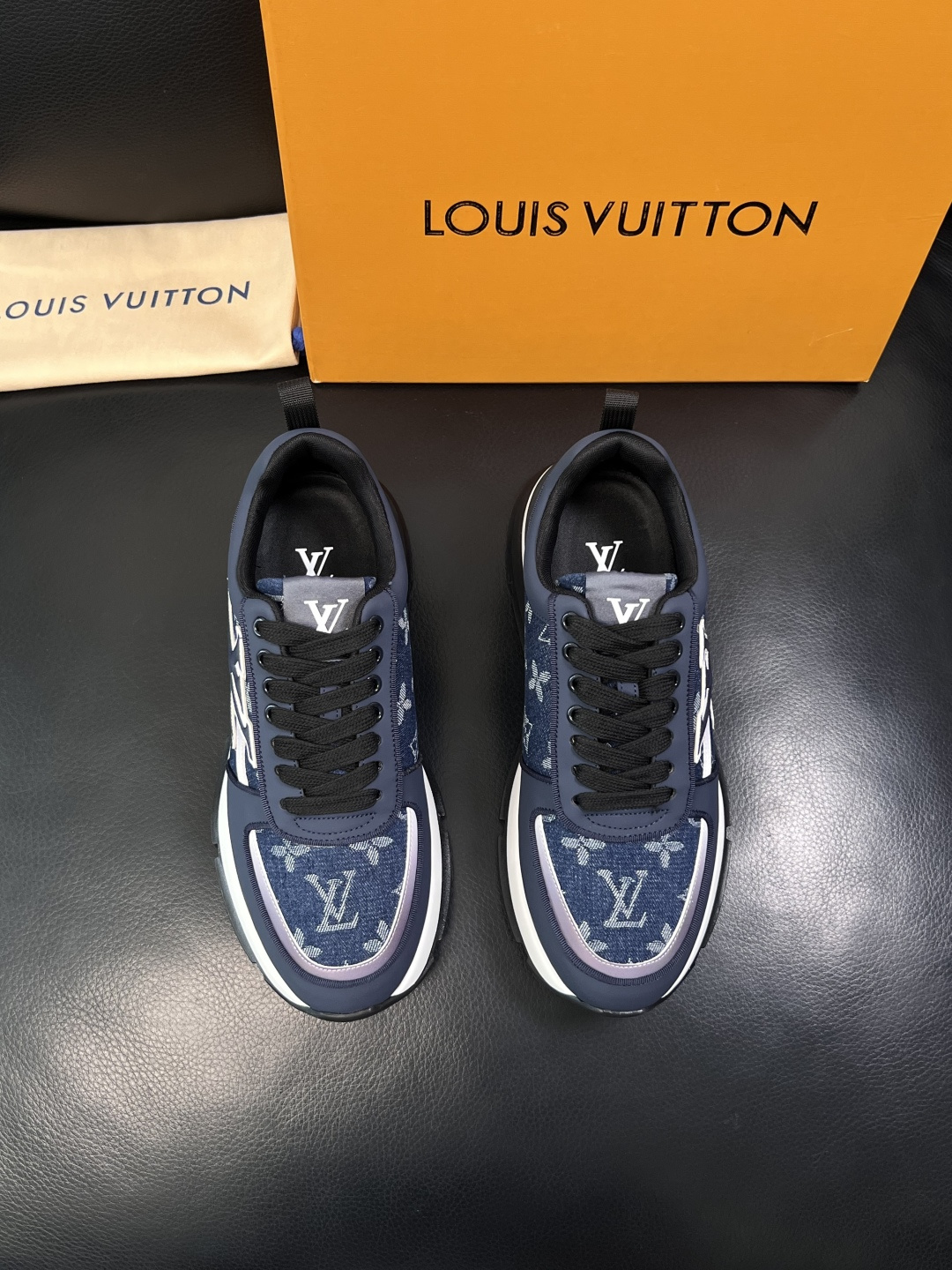Lv  高品质  顶级工艺品  路易威登，运动板鞋专柜同步，鞋面意大利进口牛皮拼网面料，高品质拼接缤纷色
